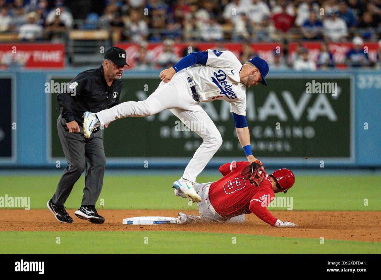 Die zweite Basis der Los Angeles Dodgers Gavin Lux (9) ist spät dran, als der Los Angeles Angels-Outfield Taylor Ward (3) während eines MLB-Spiels eine Basis stiehlt, Frida Stockfoto