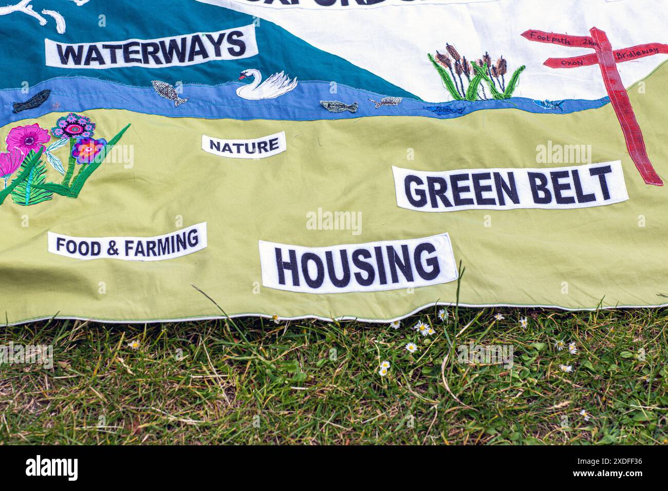 Patchwork-Steppdecke inspiriert von Natur, Wasserstraßen, Wohnhäusern, Grüngürtel und Essen und Landwirtschaft . Stockfoto