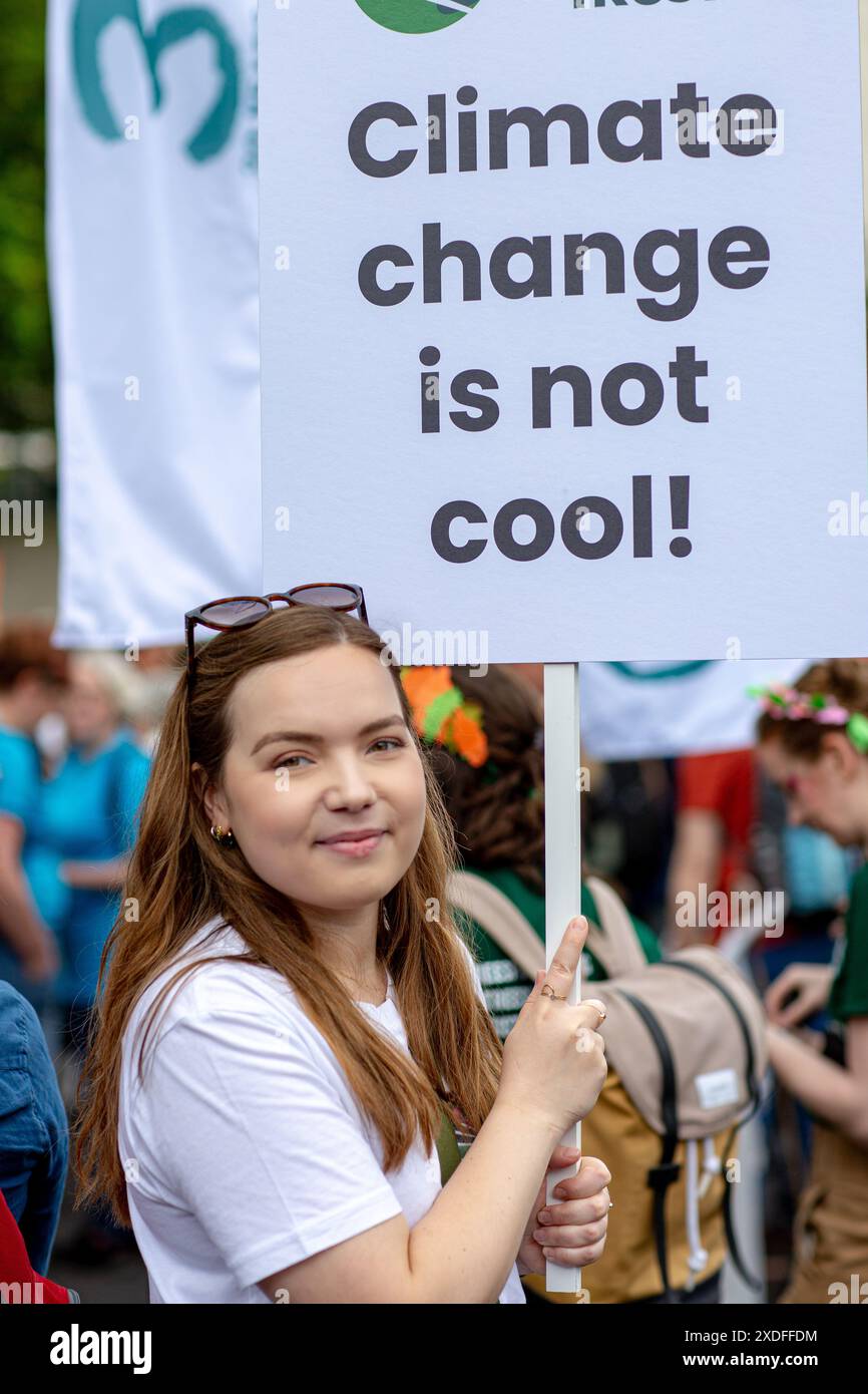 Junge Frau mit einem Plakat der Klimawandel ist in London, Großbritannien, nicht cool Stockfoto