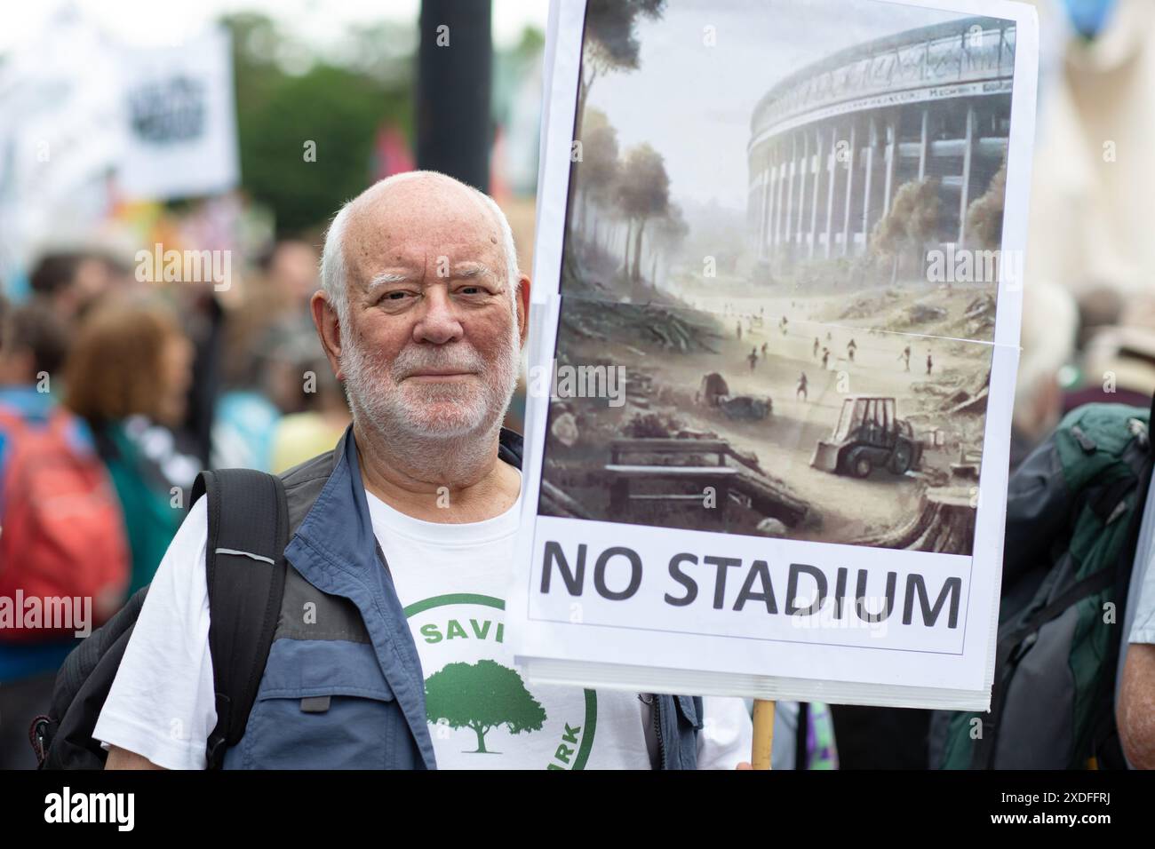 Demonstrant mit Plakat kein Stadion protestiert gegen Wimbledons Expansionspläne. Stockfoto