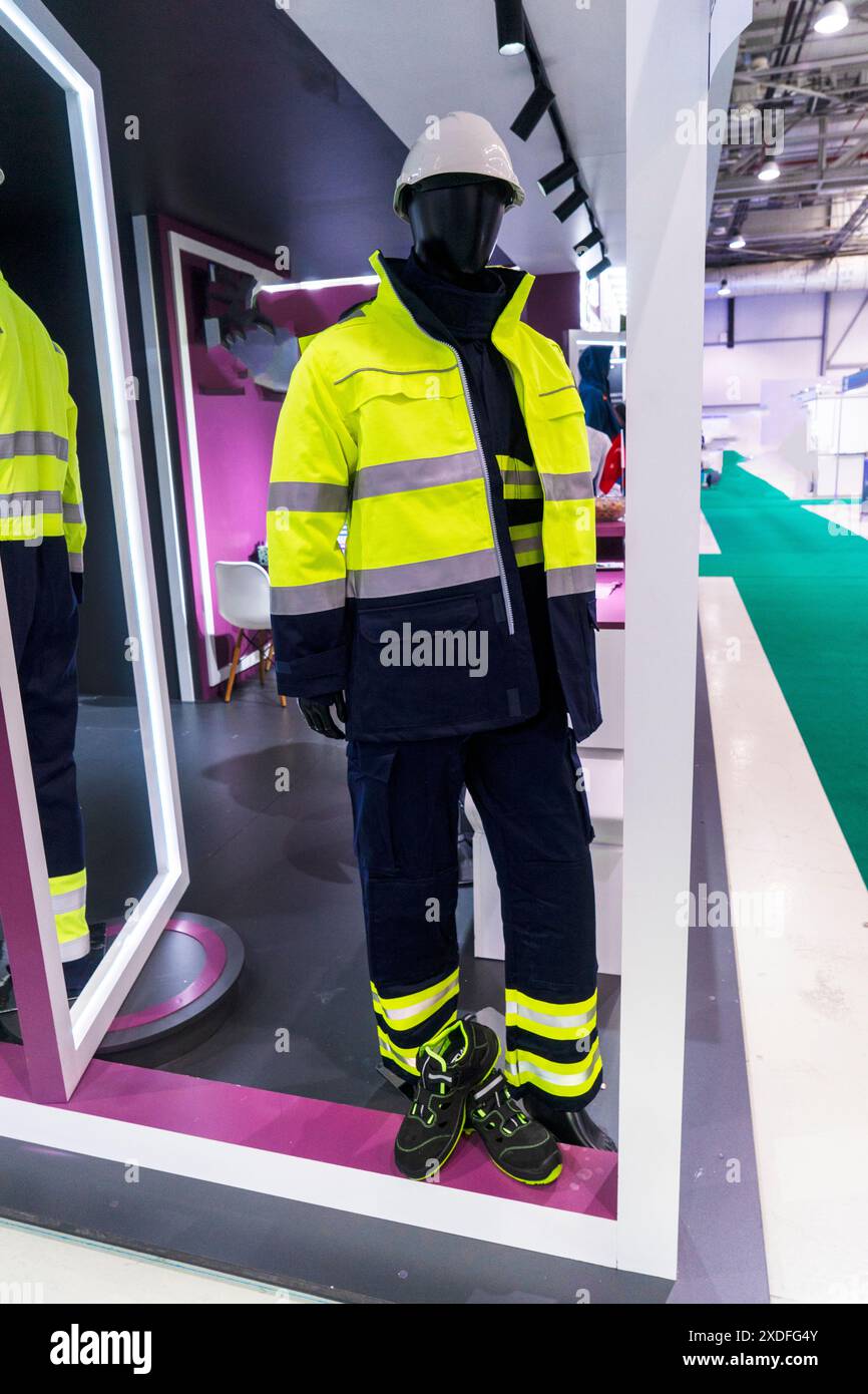 Spezielle Arbeits- und Herrenschutzkleidung für Bauherren, Arbeiter in der Öl- und Gasindustrie an Schaufensterpuppen auf der Ausstellung. Einhaltung von Safe Stockfoto