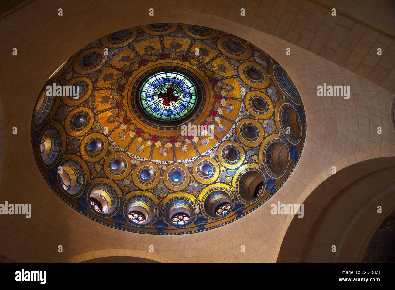 Architektonische Details des Innenraums der Kuppel der Kirche in Lourdes in Frankreich Stockfoto