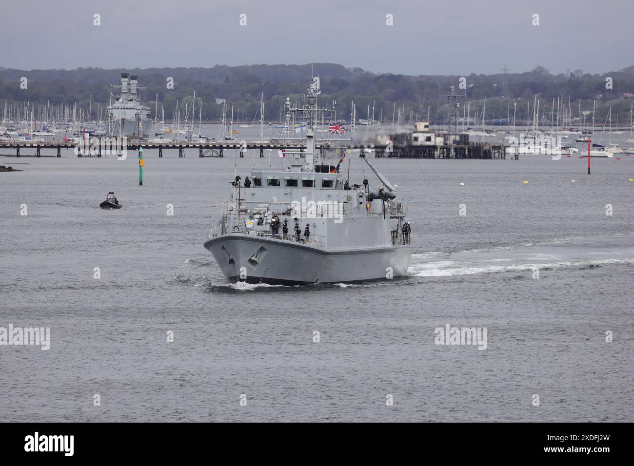 Der ukrainische Minenarbeiter UKS TSCHERNIHIV (M310) verlässt die Marinestützpunkt, um sein Versuchsprogramm fortzusetzen Stockfoto