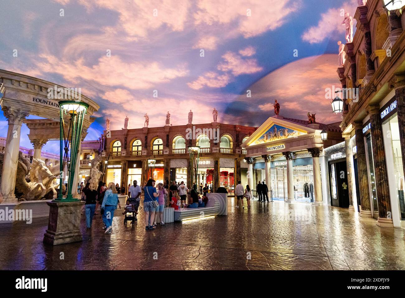 Brunnen der Götter und Ladenfronten im Forum Shops, Caesars Palace Hotel and Casino, Las Vegas, Nevada, USA Stockfoto