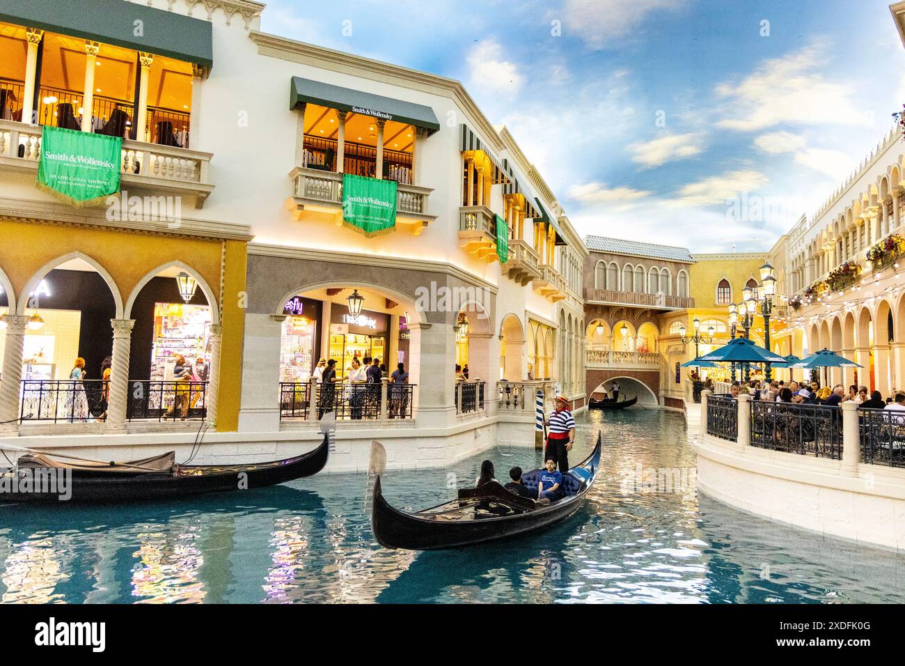 Gondel auf einer Nachbildung des venezianischen Kanals im Venetian Hotel and Casino, Las Vegas, Nevada, USA Stockfoto