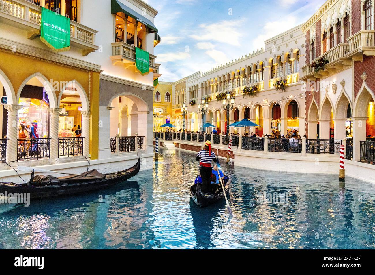Gondel auf einer Nachbildung des venezianischen Kanals im Venetian Hotel and Casino, Las Vegas, Nevada, USA Stockfoto
