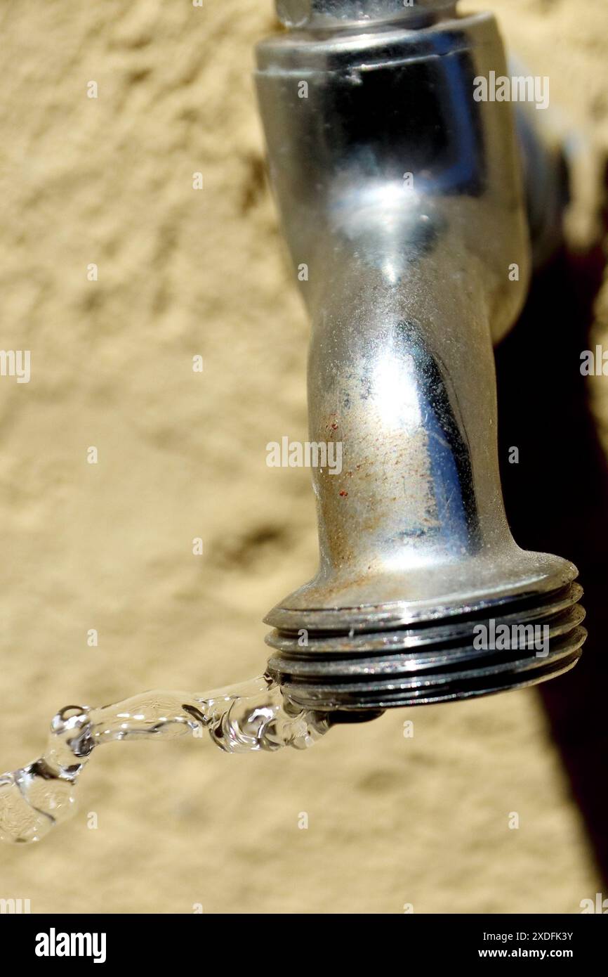Gefrorenes Wasser folgt aus dem Wasserhahn Stockfoto