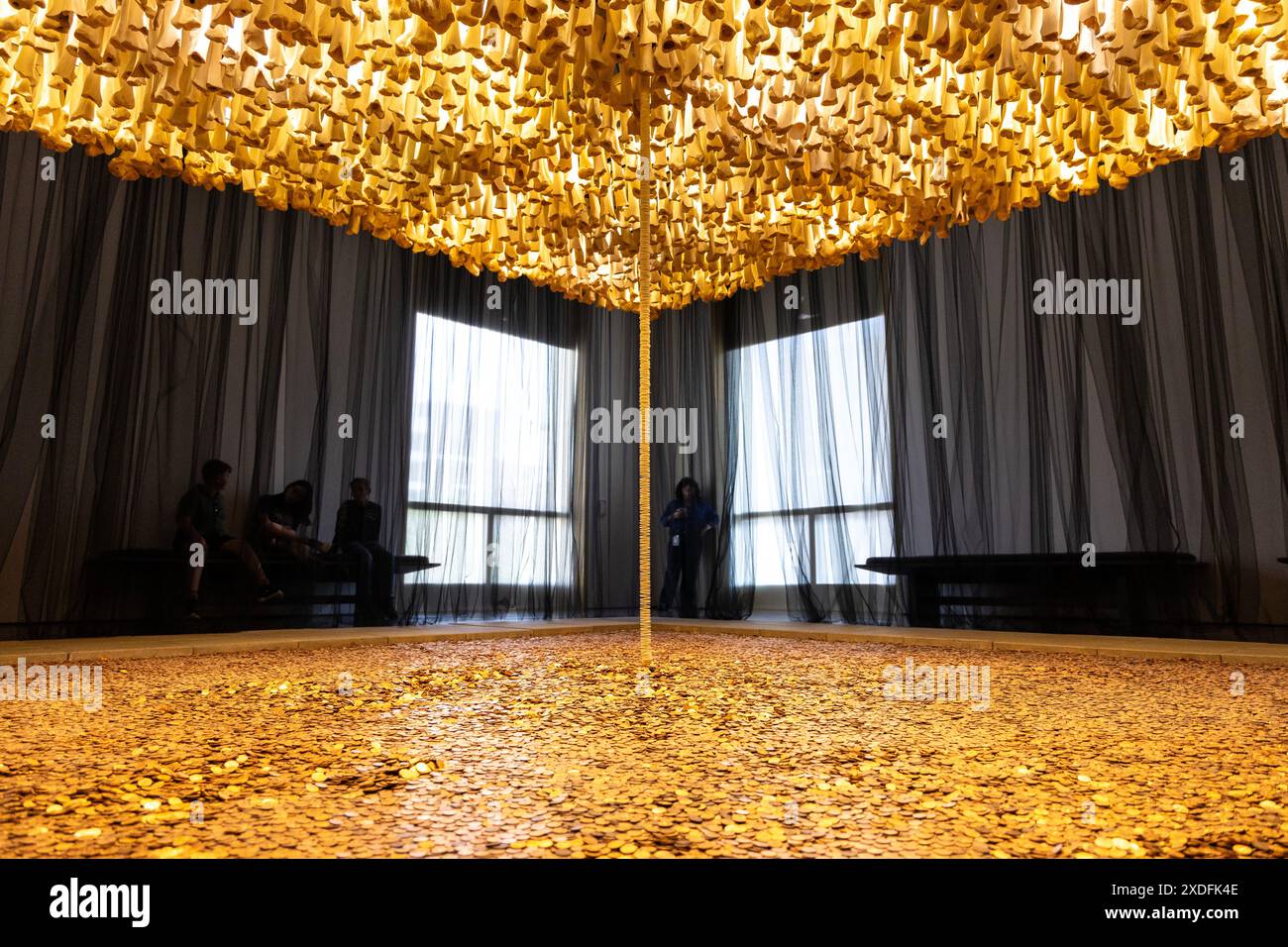 Mission/Missions (How to Build Cathedrals) (1987) Installation aus Knochen, Münzen und Kommunionscheiben von Cildo Meireles, Blanton Museum of Art, aus Stockfoto