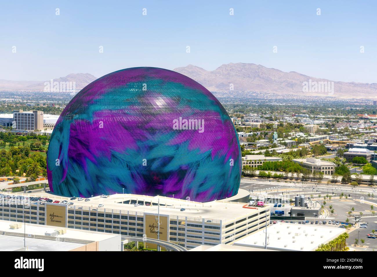 Außerhalb der Sphere Musik- und Unterhaltungsarena, als Besucher vom High Roller Riesenrad, Las Vegas, Nevada, USA Stockfoto