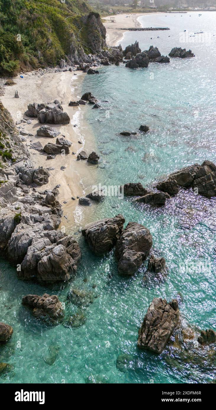 Luftaufnahme des Michelino Strandes in Parghelia, Tropea. Kalabrien. Italien. Transparentes Meer und üppige Natur. Der schönste Strand Europas Stockfoto