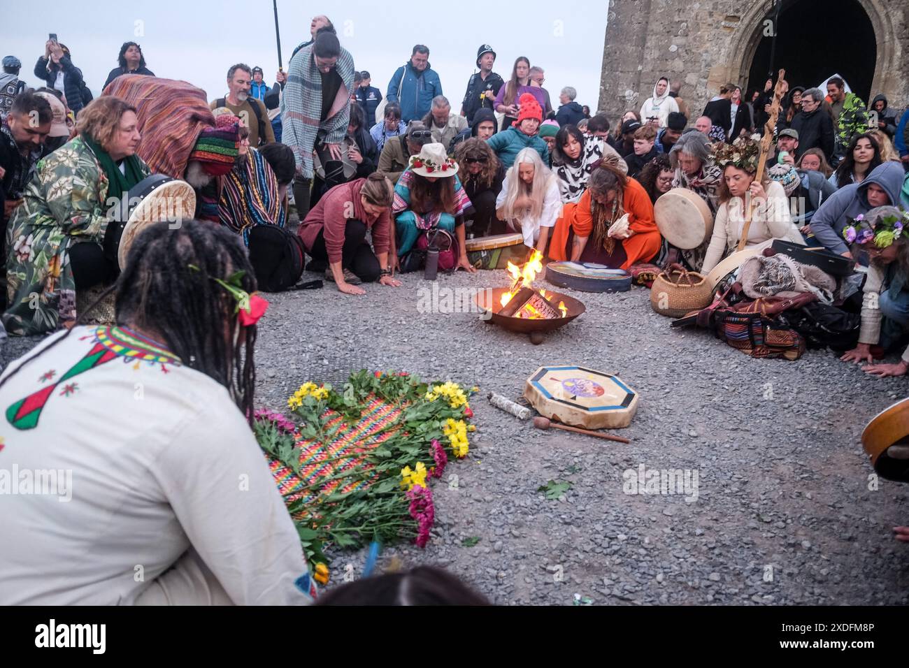 21. Juni 2024: Das Volk von Glastonbury Tor bei Sonnenaufgang am Sonnenaufgang 2024 Stockfoto