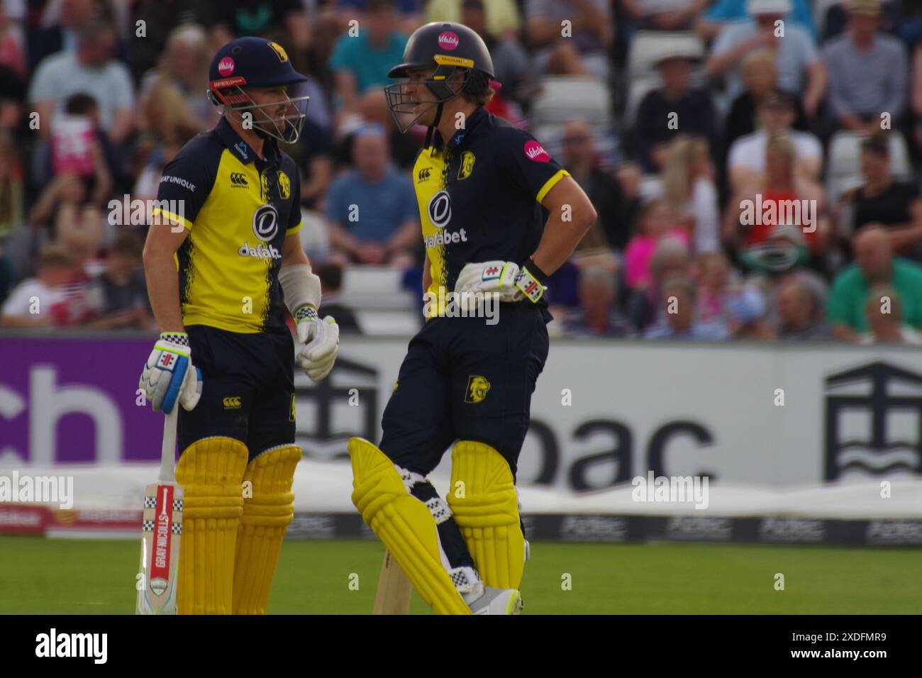 Chester le Street, 21. Juni 2024. Ollie Robinson und Bas de Leede kämpfen für Durham Cricket gegen Yorkshire Vikings im T20 Blast in Seat Unique, Chester le Street. Quelle: Colin Edwards Stockfoto