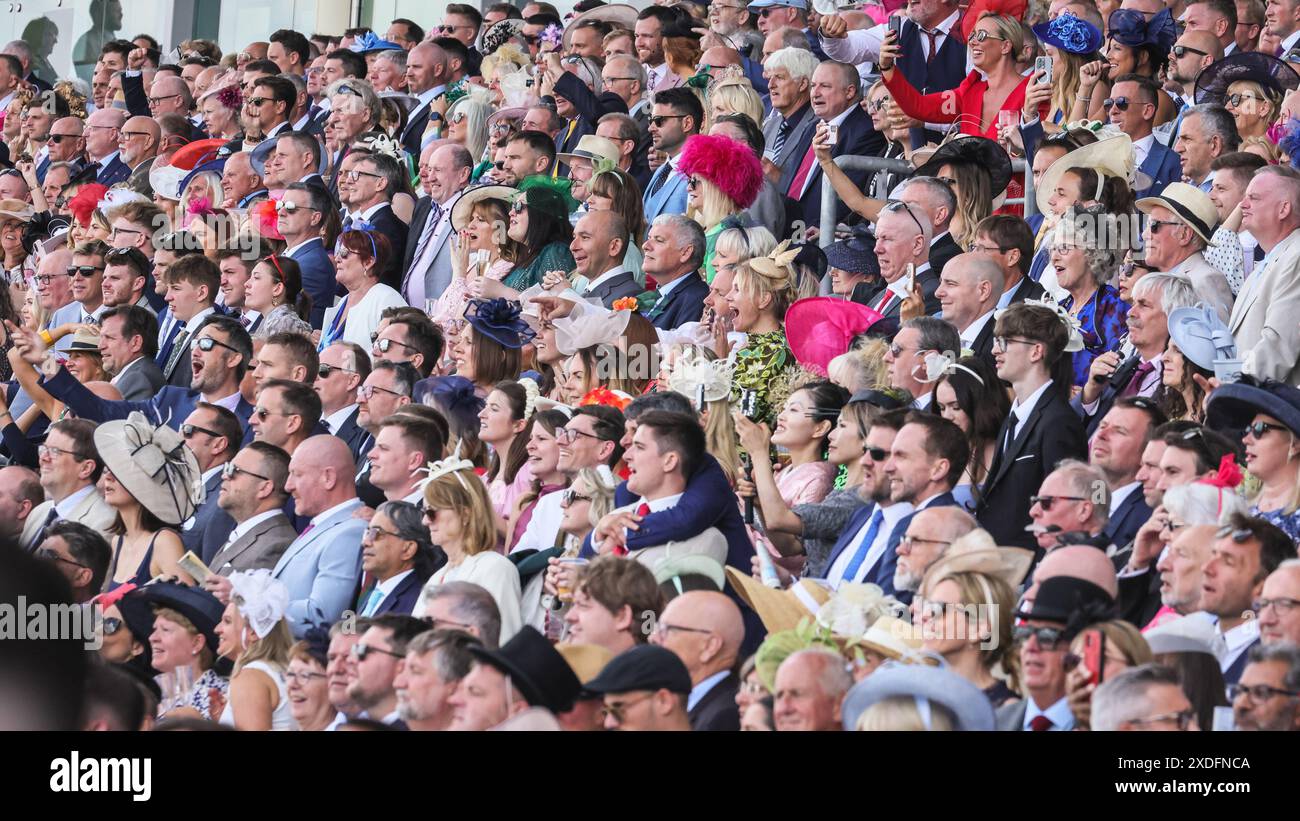 Rennfahrer und Zuschauer beobachten die Pferderennen von den Tribünen in Royal Ascot, England, Großbritannien Stockfoto