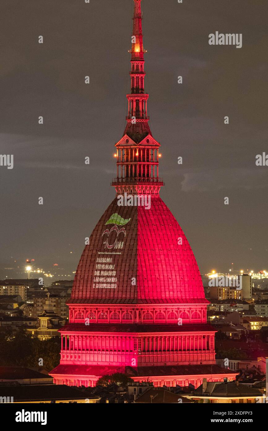 Alcune immagini della Mole Antonelliana illuminata per i 10 anni di Langhe Monferrato Patrimonio dell'UNESCO presso Torino, Italia - Cronaca - Sabato 22 Giugno 2024 - (Foto Giacomo Longo/LaPresse) einige Bilder des Mole Antonelliana beleuchtet zum 10. Jahrestag des UNESCO-Weltkulturerbes Langhe Monferrato nahe Turin, Italien - News - Samstag, 22. Juni 2024 - (Foto Giacomo Longo/LaPresse) Credit: LaPresse/Alamy Live News Stockfoto