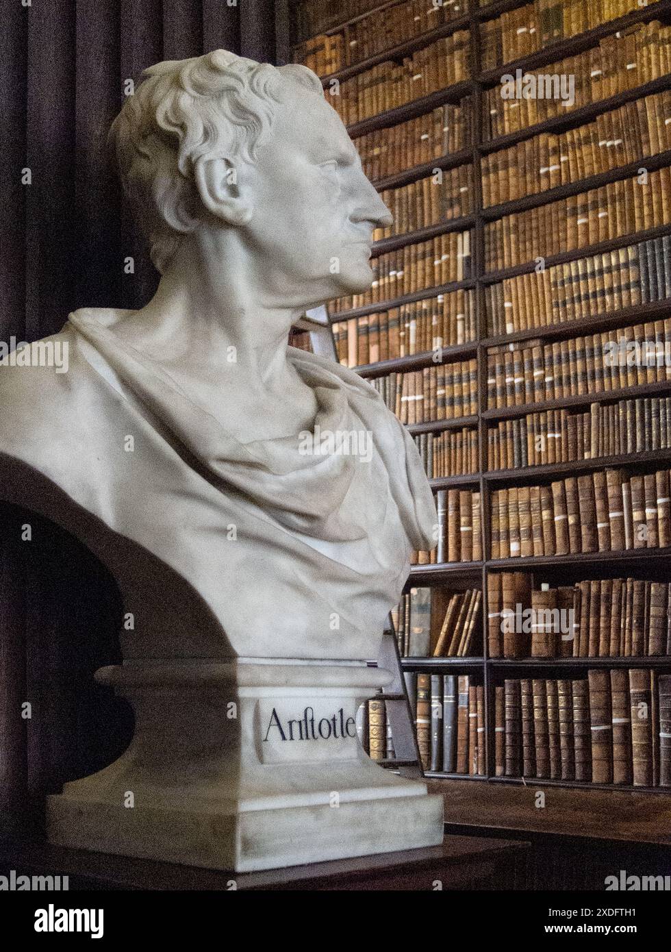 Trinity College Bibliothek mit Büste von Aristoteles. Dublin, Irland. Stockfoto