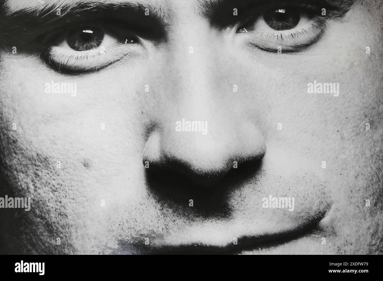 Viersen, Deutschland - 9. Mai. 2024: Phil Collins Vinyl-Cover-Detail aus dem Debütalbum Face Value von 1981 (Schwerpunkt auf der Mitte) Stockfoto