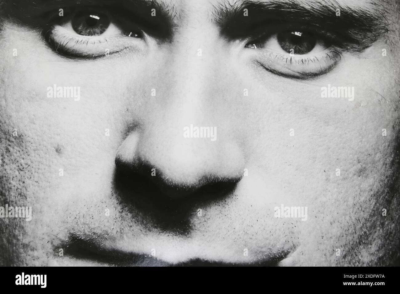 Viersen, Deutschland - 9. Mai. 2024: Phil Collins Vinyl-Cover-Detail aus dem Debütalbum Face Value von 1981 (Schwerpunkt auf der Mitte) Stockfoto