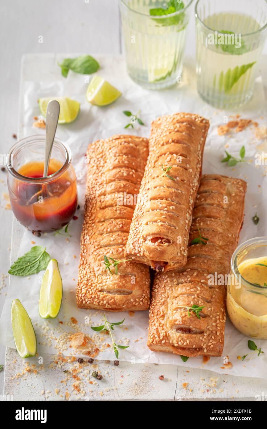 Hausgemachte und Hot Dogs serviert mit Sommerlimonade. Hot Dogs aus Blätterteig, serviert mit Limonade. Stockfoto