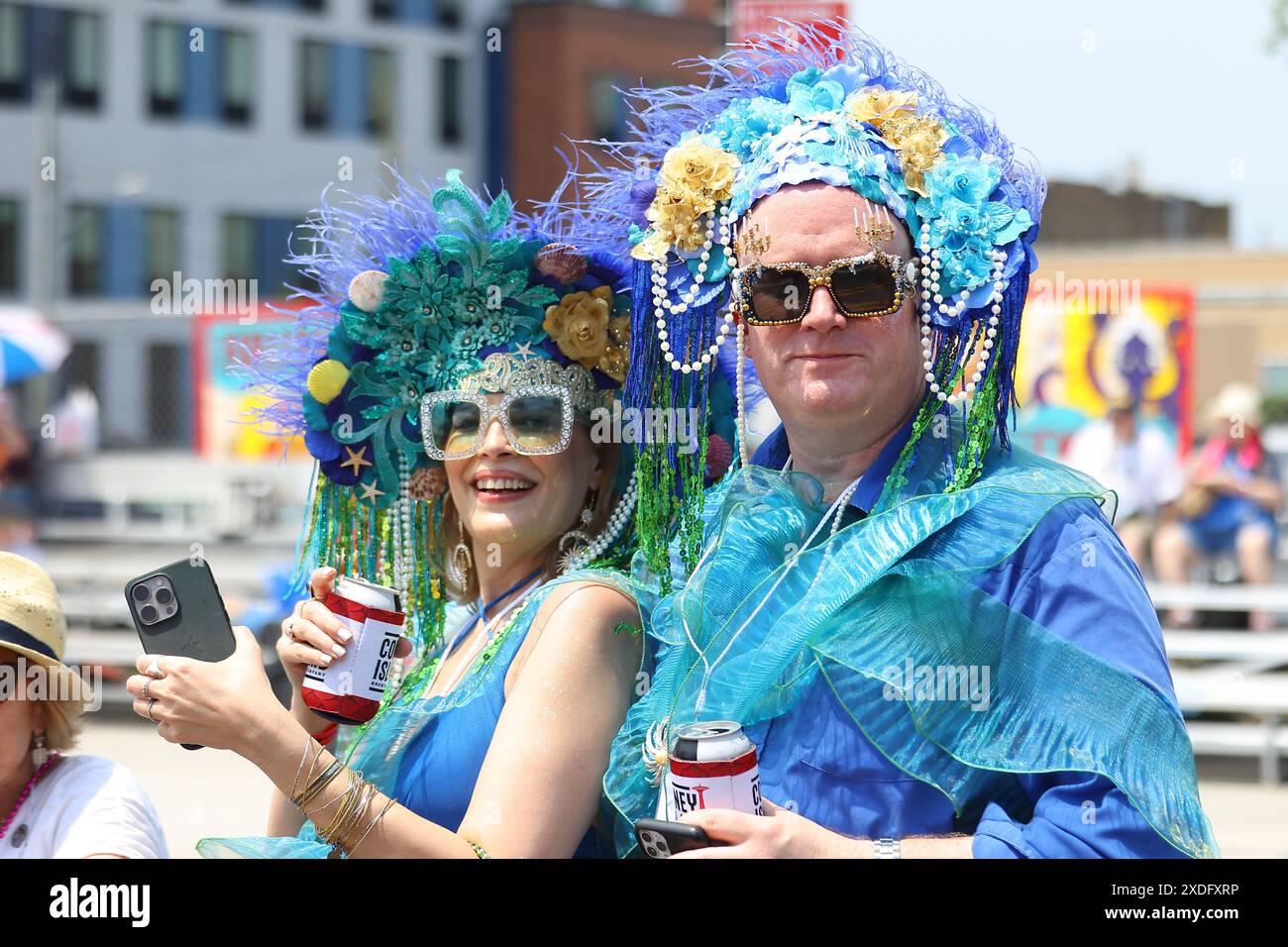 Brooklyn, Usa. Juni 2024. Am 22. Juni 2024 ziehen sich die Menschen in Kostümen an und marschieren in der Mermaid Parade auf der Surf Avenue in Coney Island, N.Y. Diese Veranstaltung wurde 1983 gegründet und ist eine Hommage an Coney Islands vergessenes Mardi Gras, eine Tradition, die von 1903 bis 1954 bestand. Die Teilnehmer tragen Meeresbewohner und nautische Outfits und schaffen so ein wundervoll verrücktes und einzigartiges Erlebnis. (Foto: Gordon Donovan) Credit: NurPhoto SRL/Alamy Live News Stockfoto