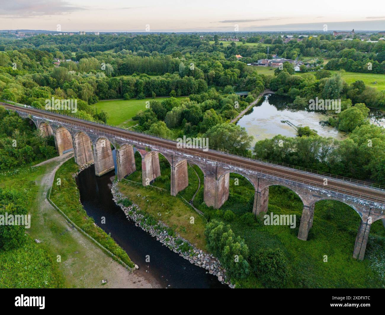 Viadukt im rötlichen Vale Country Park. Stockfoto