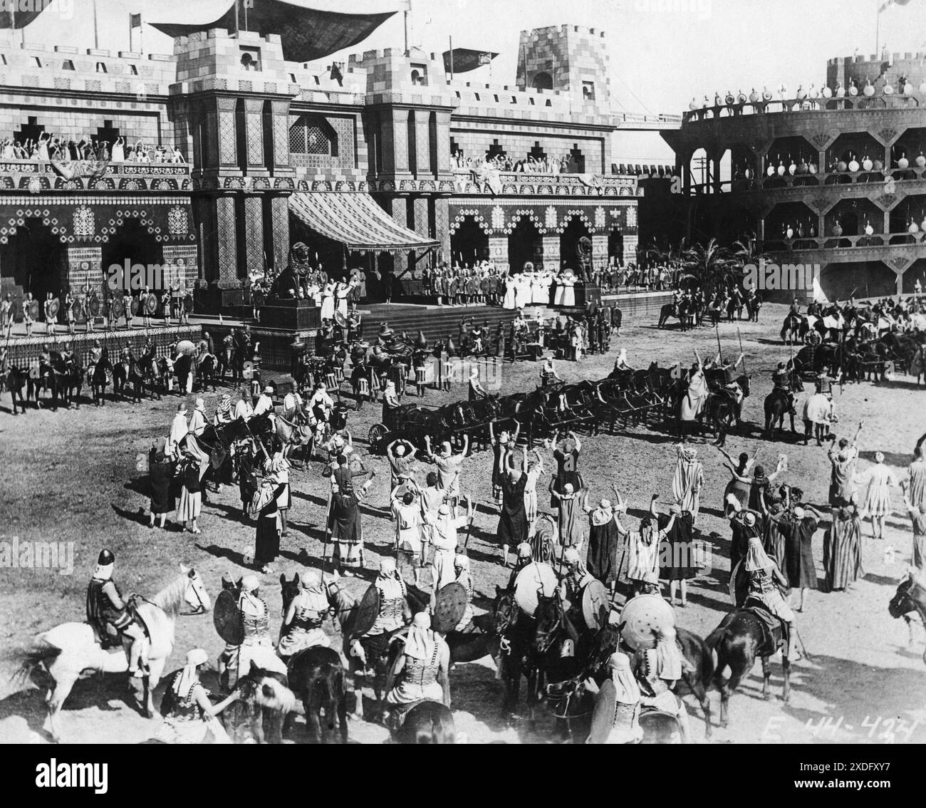 Eine spektakuläre Szene aus dem Lost Stummfilm THE QUEEN OF SHEBA 1921 mit BETTY BLYTHE in der Hauptrolle Regisseur J. GORDON EDWARDS Story VIRGINIA TRACY Betty BLYTHE Kostüme entworfen von MARGARET WHISTLER Produzent WILLIAM FOX Film Corporation Stockfoto