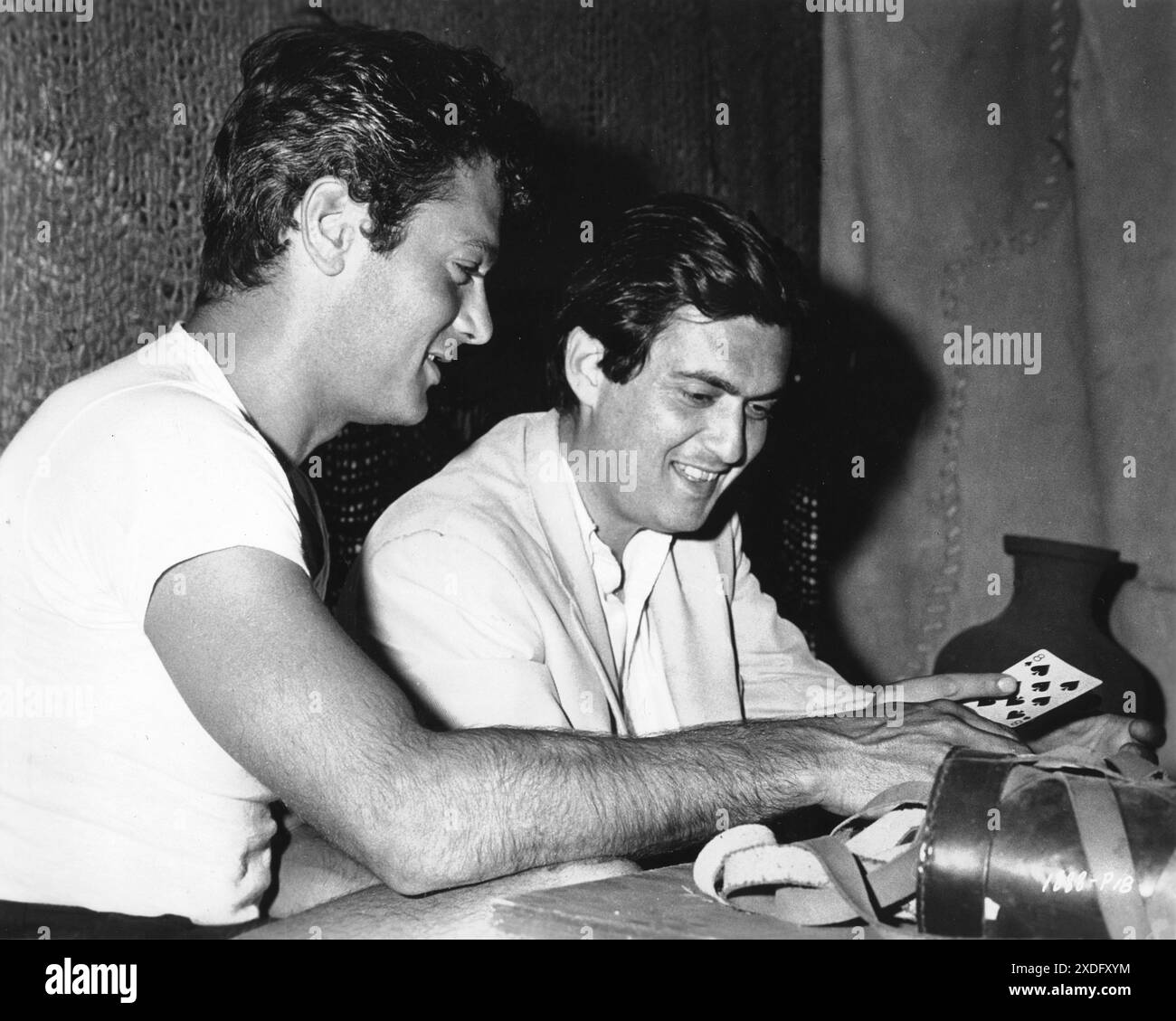 TONY CURTIS zeigt STANLEY KUBRICK einige Kartentricks auf dem Set von SPARTACUS 1960 Regisseur STANLEY KUBRICK Roman HOWARD FAST Drehbuch DALTON TRUMBO Music ALEX NORTH Bryna Productions / Universal Pictures Stockfoto