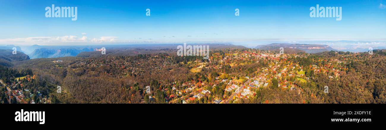 Hohes Luftpanorama der Stadt Blackheath in den Blue Mountains von Australien - Govetts springen Aussichtspunkt zum Grand Canyon. Stockfoto