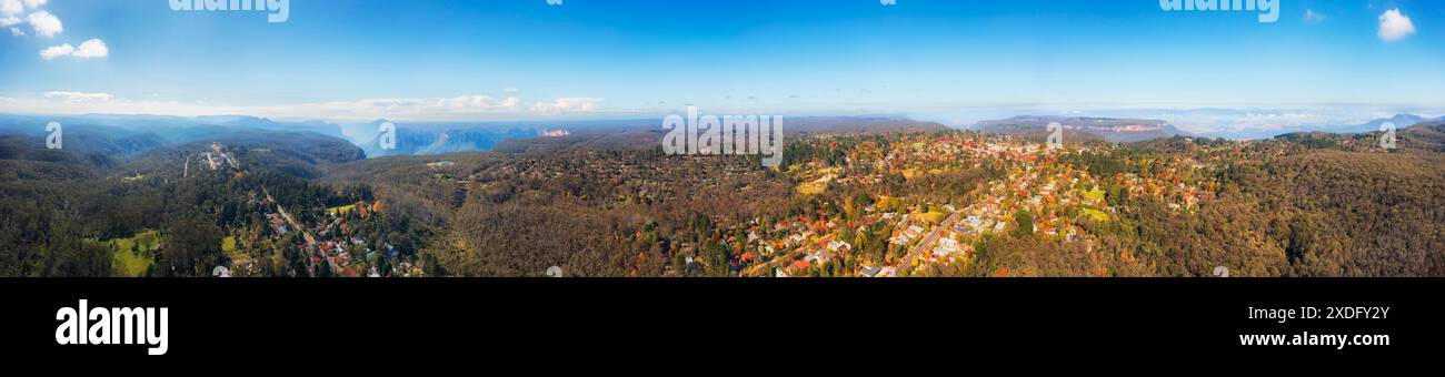Hohes Panorama der Stadt Blackheath in den Blue Mountains von Australien - Govetts Sprung zum Grand Canyon. Stockfoto