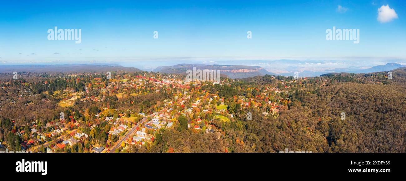 Luftpanorama der Stadt Blackheath in den Blue Mountains von Australien in der Herbstsaison. Stockfoto