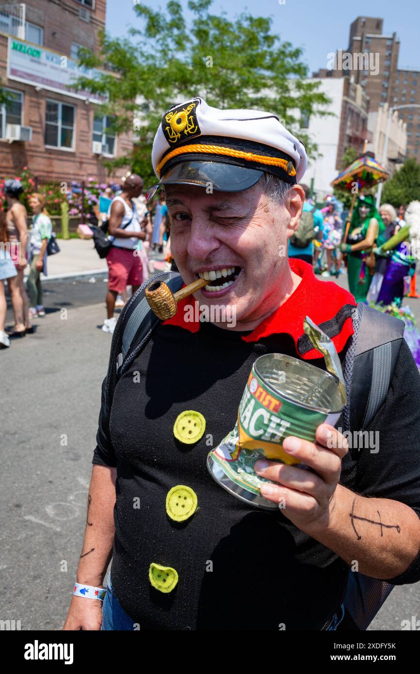 Brooklyn, NY, USA. Juni 2024. Die Coney Island Mermaid Parade brachte die Stars in bunten nautischen Kostümen hervor, von Meermenschen über Piraten bis hin zu Fischen und Inselbewohnern. Ein Mann, der als Popeye der Seemann verkleidet ist, komplett mit Maiskolbenpfeife, Kapitänskappe und einer Dose Spimach. Quelle: Ed Lefkowicz/Alamy Live News Stockfoto