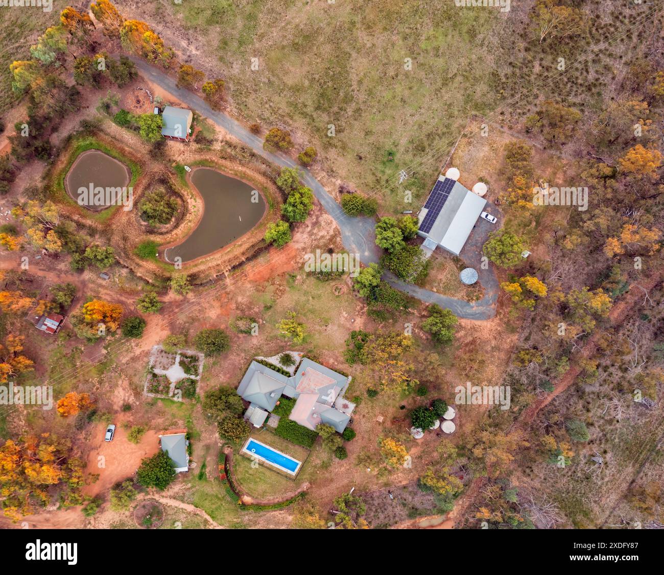 Aus der Vogelperspektive auf das abgelegene Landgut mit Häusern und Cottages in Western Plains in der Nähe von Dubbo in Australien. Stockfoto