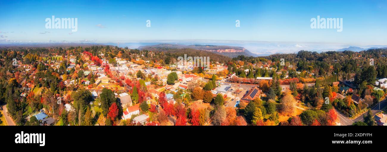 Blackheath Regionalstadt in den Blue Mountains von Australien - Herbstfarben werden in einem Luftpanorama dargestellt. Stockfoto