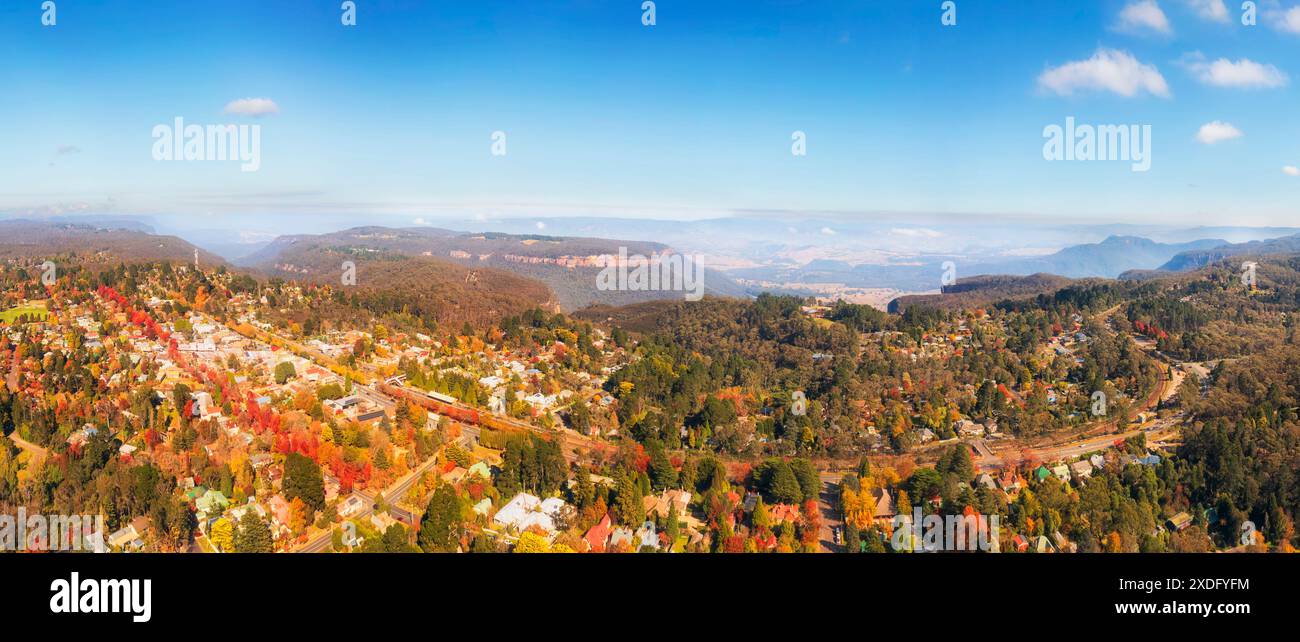 Herbstliche farbenfrohe Landschaft am Highway A40 in den Blue Mountains von Australien - Luftpanorama über Blackheath. Stockfoto