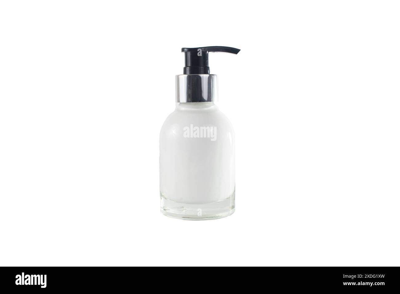 Pumpenspender mit transparentem Gehäuse und einer weißen Flüssigkeit im Inneren. Die Pumpe ist schwarz mit einem silbernen Ring. Behälter zum Abgeben von Flüssigseife, Lotion Stockfoto