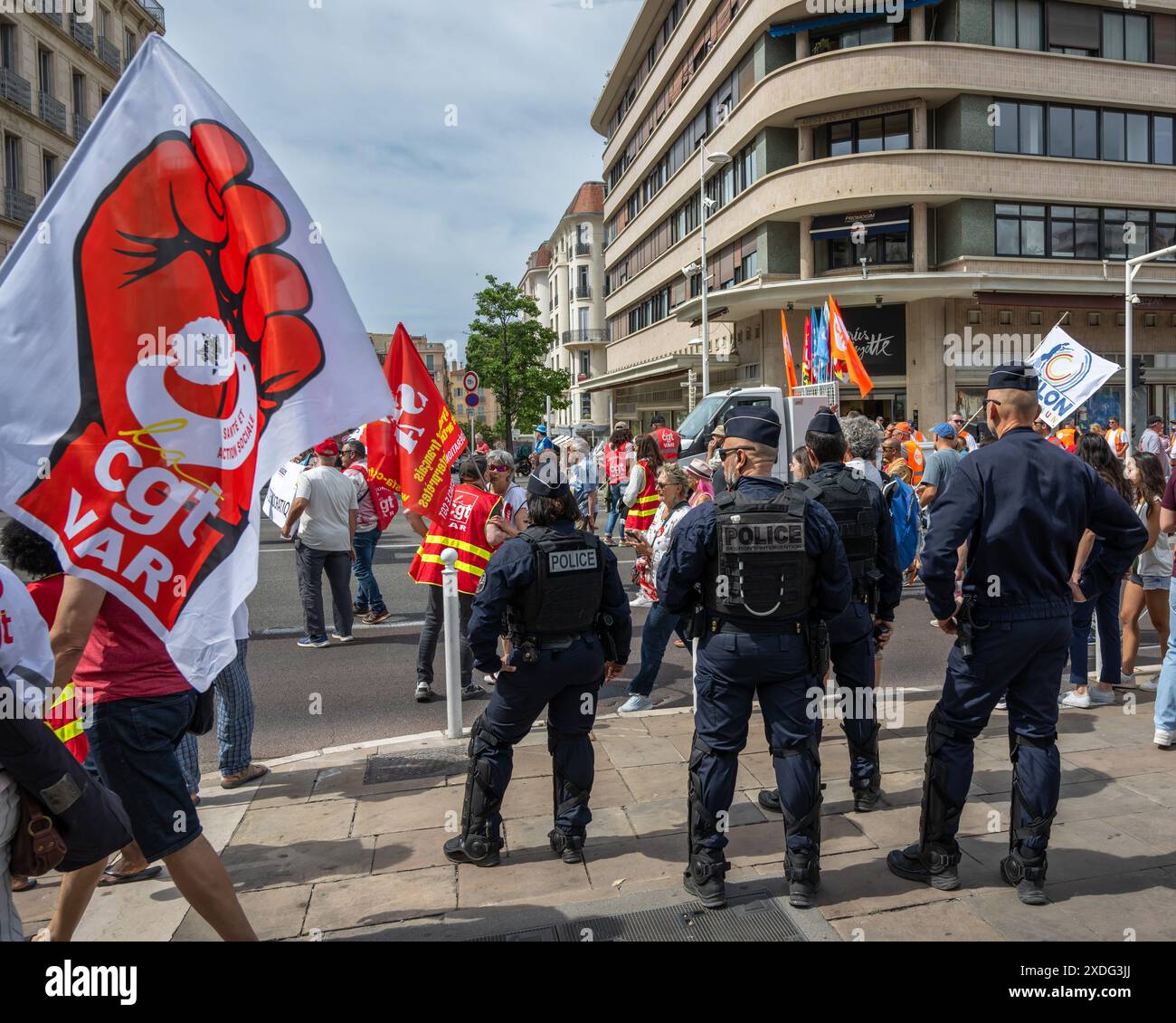 Toulon, Frankreich. Juni 2024. Eine CGT-Flagge zieht vor Polizeibeamten vorbei während der Demonstration marschierten rund 500 Menschen in Toulon gegen die extreme Rechte. (Foto: Laurent Coust/SOPA Images/SIPA USA) Credit: SIPA USA/Alamy Live News Stockfoto