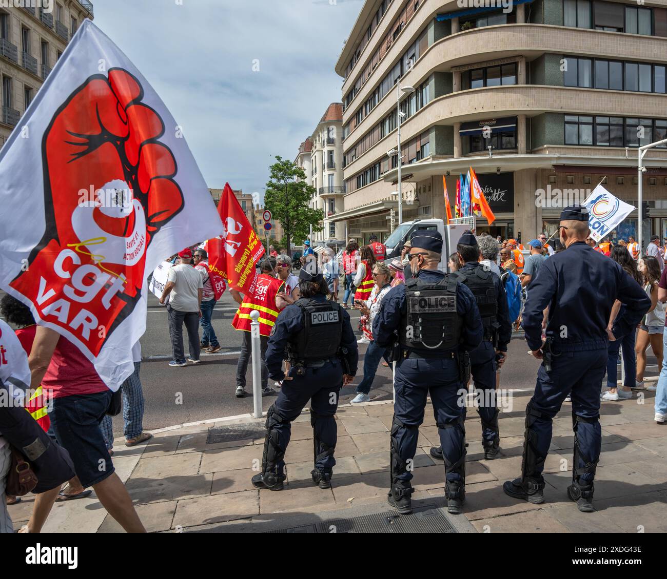 Toulon, Frankreich. Juni 2024. Eine CGT-Flagge zieht vor Polizeibeamten vorbei während der Demonstration marschierten rund 500 Menschen in Toulon gegen die extreme Rechte. (Credit Image: © Laurent Coust/SOPA Images via ZUMA Press Wire) NUR REDAKTIONELLE VERWENDUNG! Nicht für kommerzielle ZWECKE! Stockfoto