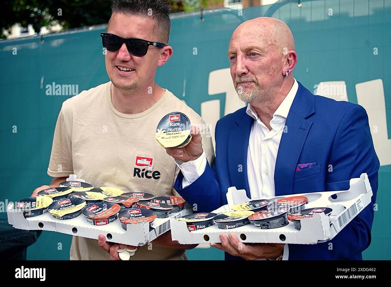 England gegen Dänemark 2024 2024 Ian Holloway und Fußballfans im Big Screen Fanpark „4TheFans“, St. Peters Church, Central Park, Brighton East Sussex England UK. Kredit : Caron Watson/Alamy Live News. Stockfoto