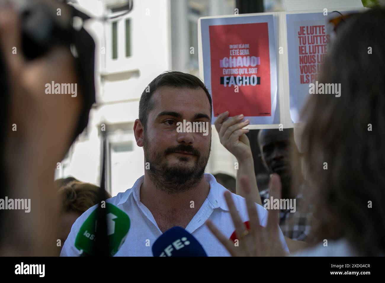 Madrid, Spanien. Juni 2024. Der Kandidat der Französischen Neuen Volksfront, Maxime da Silva, Kandidat für den 5. Ausländischen Wahlkreis, spricht bei einer Kundgebung an die Presse. Die Französische neue Volksfront hat in Madrid eine Kundgebung gegen den Aufstieg der extremen Rechten einberufen, an der der Kandidat für den 5. Ausländischen Wahlkreis, Maxime da Silva, teilgenommen hat und zu der Vertreter der politischen Parteien der spanischen Linken eingeladen wurden. IU und Podemos. (Foto: David Canales/SOPA Images/SIPA USA) Credit: SIPA USA/Alamy Live News Stockfoto