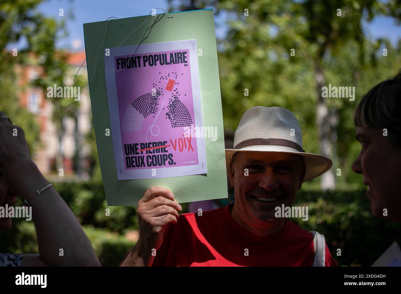 Madrid, Spanien. Juni 2024. Ein Demonstrant hält während einer Kundgebung ein Plakat. Die Französische neue Volksfront hat in Madrid eine Kundgebung gegen den Aufstieg der extremen Rechten einberufen, an der der Kandidat für den 5. Ausländischen Wahlkreis, Maxime da Silva, teilgenommen hat und zu der Vertreter der politischen Parteien der spanischen Linken eingeladen wurden. IU und Podemos. (Foto: David Canales/SOPA Images/SIPA USA) Credit: SIPA USA/Alamy Live News Stockfoto