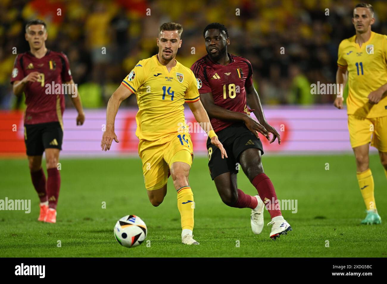 Köln, Deutschland. Juni 2024. Darius Olaru (Rumänien)Orel Mangala (Belgien) während des Spiels zur UEFA Euro Deutschland 2024 zwischen Belgien 2-0 Rumänien im Kölner Stadion am 22. Juni 2024 in Köln. Quelle: Maurizio Borsari/AFLO/Alamy Live News Stockfoto