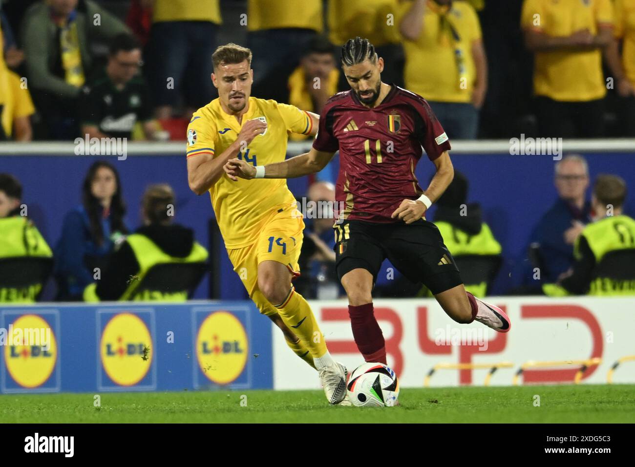 Köln, Deutschland. Juni 2024. Yannick Carrasco (Belgien)Darius Olaru (Rumänien) während des Spiels zur UEFA Euro Deutschland 2024 zwischen Belgien 2-0 Rumänien im Kölner Stadion am 22. Juni 2024 in Köln. Quelle: Maurizio Borsari/AFLO/Alamy Live News Stockfoto