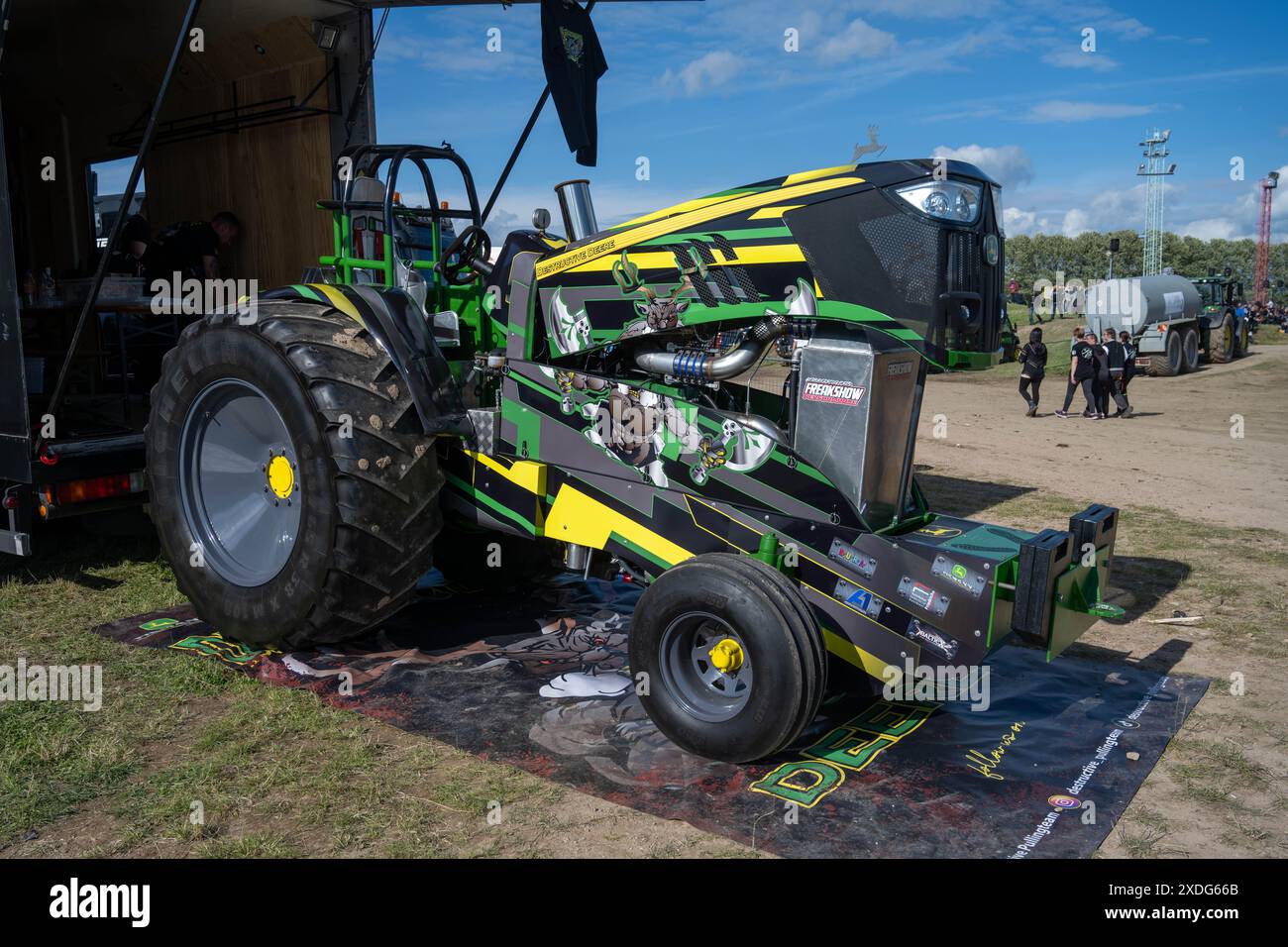 Grimmen, Deutschland. Juni 2024. Ein Renntraktor steht beim Ziehen des Traktors im Fahrerlager. Die Wiege dieses Sports liegt in Amerika. Die Rennen werden in verschiedenen Klassen ausgetragen. Motorleistungen von bis zu 10.000 ps machen diese übergroßen Fahrzeuge zu Riesen des Motorsports. Zum Beispiel werden Tank- und Flugzeugmotoren oder Hubschrauberturbinen zum Antrieb der Traktoren verwendet. Ziel des Wettbewerbs ist es, so schnell wie möglich einen tonnenschweren Bremsschlitten auf einer 100 m langen Strecke zu ziehen. Quelle: Stefan sauer/dpa/Alamy Live News Stockfoto