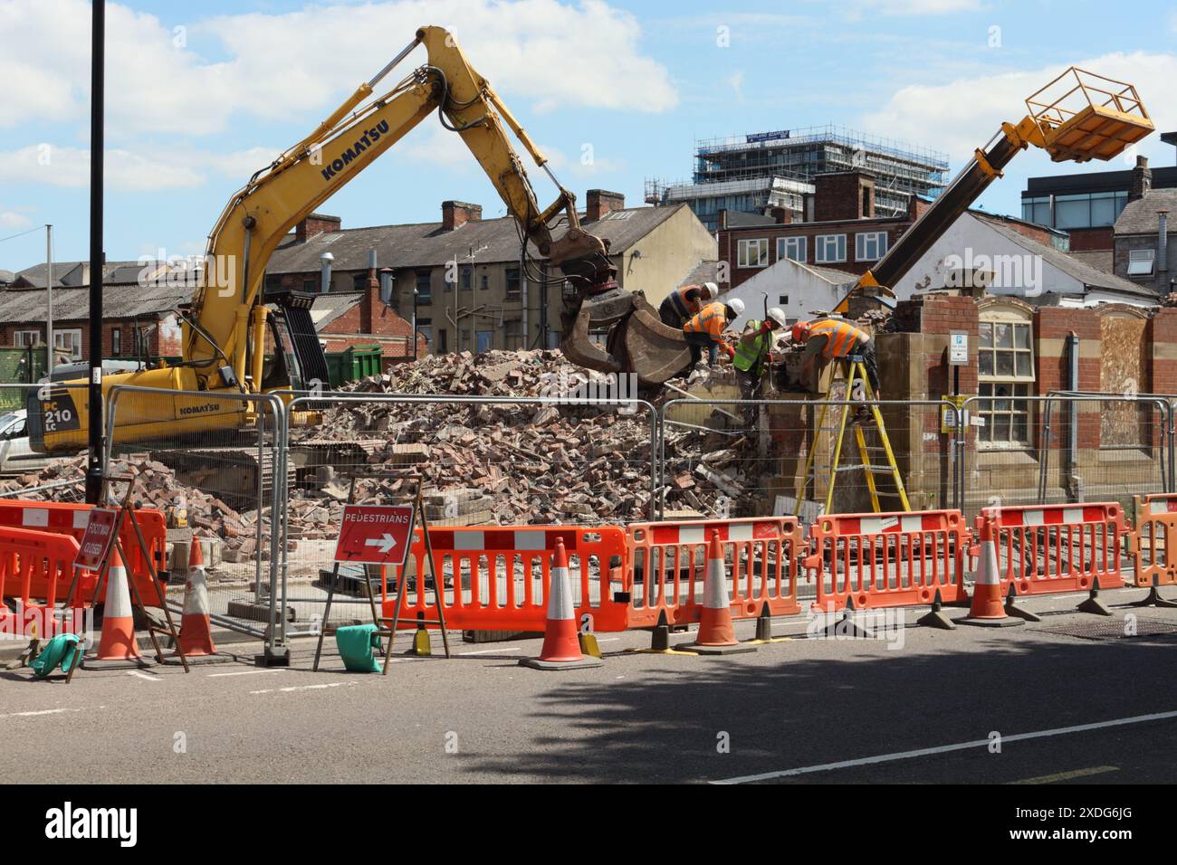 Abriss des alten Gerichtsgebäudes der Coroners in der Baumschule Sheffield England Großbritannien abgerissen Haufen von Schutt, Arbeiter, Männer bei der Arbeit Stockfoto