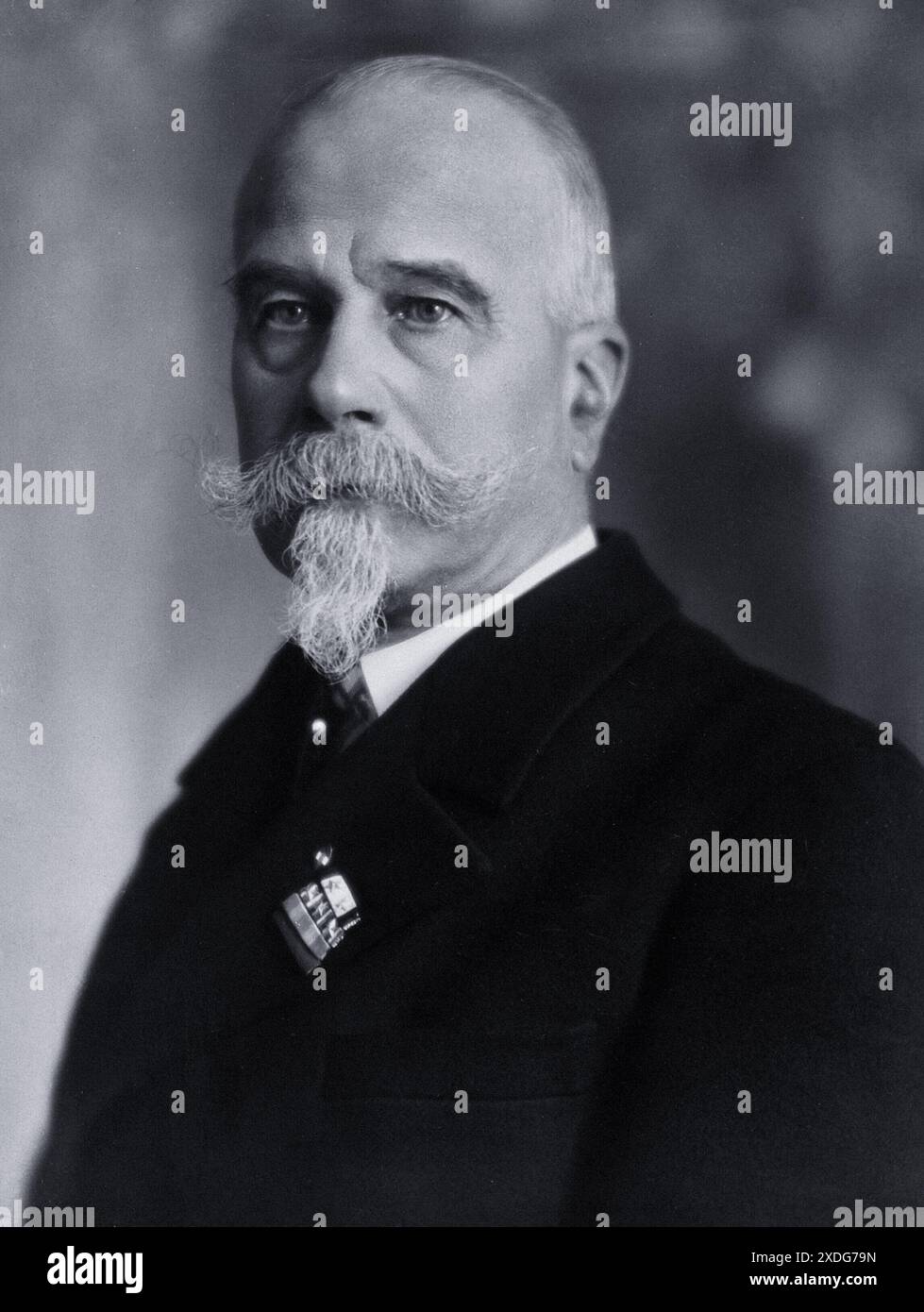 Ein schwarz-weiß-Porträt von Arnaldo Maggiora-Vergano, einem italienischen Arzt und Experten für öffentliche Gesundheit, in einem formellen Rahmen. Er trägt einen Anzug und ein weißes Hemd, und sein markanter weißer Bart und sein Schnurrbart sind deutlich sichtbar. Stockfoto