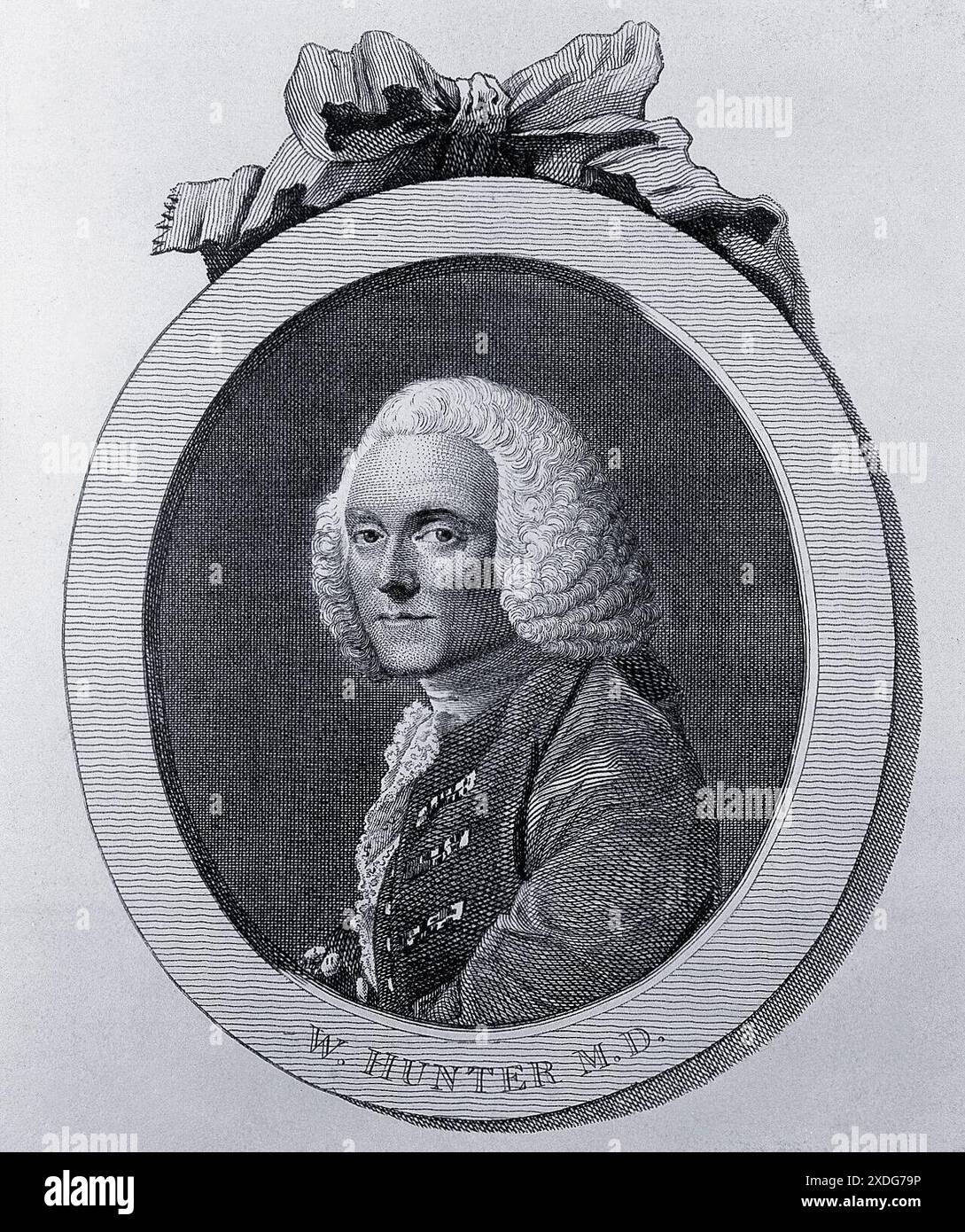 Das ist ein Porträt von William Hunter, einem schottischen Anatomen, Arzt und Geburtshelfer, von A. Ramsay, vom 1760. Das Bild zeigt Hunter in einem ovalen Rahmen, mit einer Stoffschleife, die oben drapiert ist, und er trägt eine Jacke mit weißer Perücke und Krawatte. Stockfoto