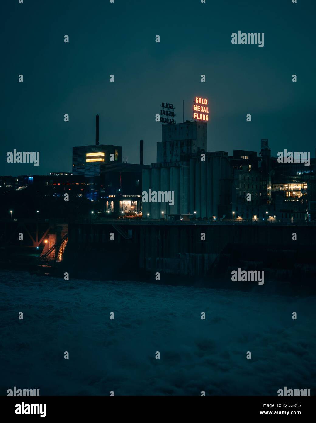 Das Mehl-Schild am Mississippi River und die Goldmedaille bei Nacht in Minneapolis, Minnesota Stockfoto