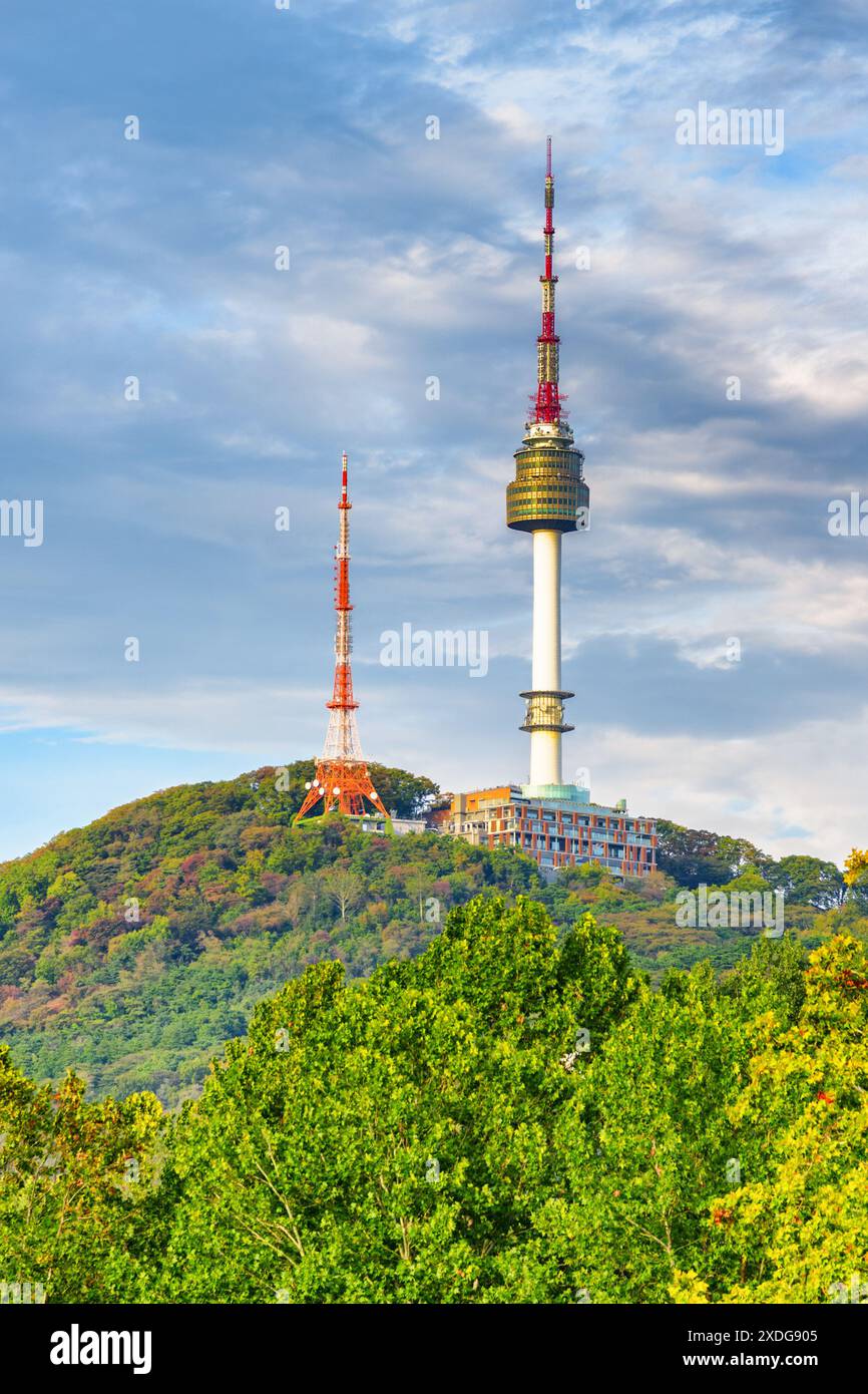 Wunderbarer Blick auf den Namsan Seoul Tower auf dem Namsan Mountain in Seoul, Südkorea. Der Turm ist eine beliebte Touristenattraktion Asiens. Stockfoto