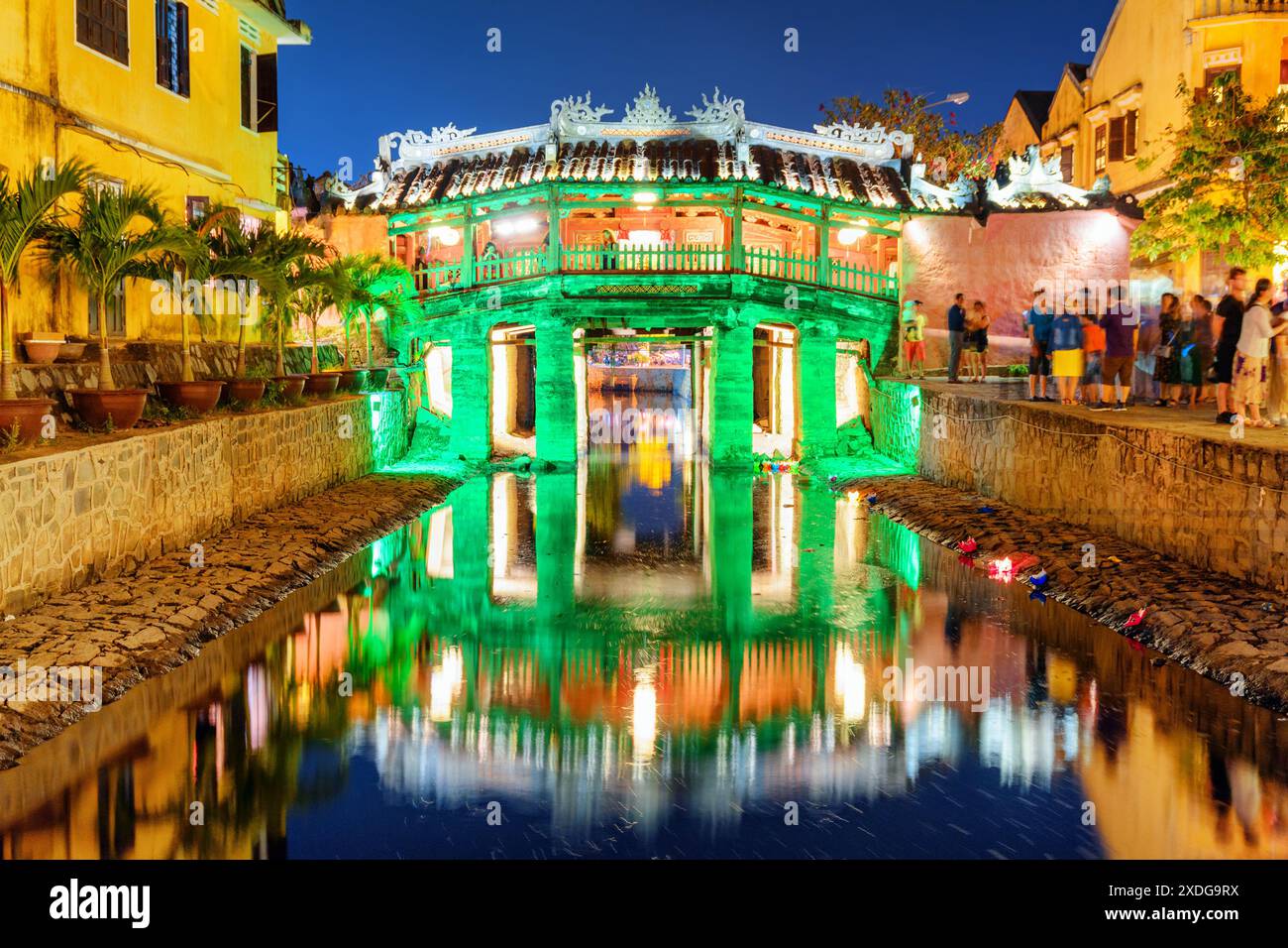 Hoi an (Hoian), Vietnam - 11. April 2018: Fantastischer nächtlicher Blick auf die japanische überdachte Brücke, die sich im Wasser in der antiken Stadt Hoi an spiegelt. Stockfoto