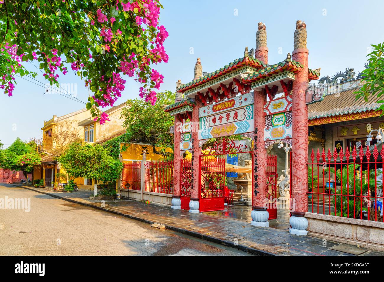 Hoi an (Hoian), Vietnam - 12. April 2018: Morgenblick auf die gemütliche Straße mit Blumen. Malerische traditionelle gelbe Häuser. Stockfoto
