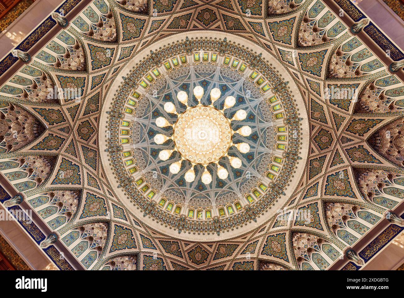 Maskat, Oman - 17. Oktober 2018: Wunderbarer Blick auf die Decke des Hauptgebetssaals in der Sultan-Qaboos-Moschee. Stockfoto